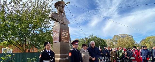 Памятник Герою России Валерию Очеретному установили на территории школы №3 в Курганинске